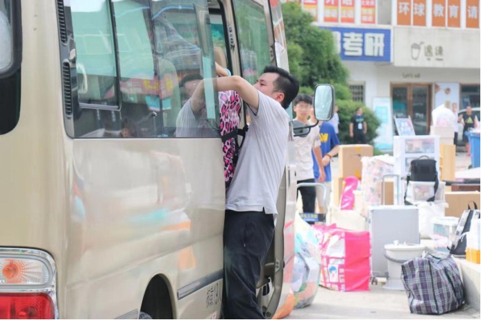 讓愛(ài)與責(zé)任伴學(xué)生化繭成蝶 讓愛(ài)與責(zé)任伴學(xué)生化繭成蝶