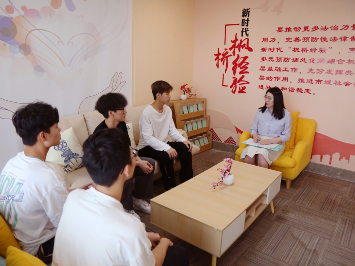 社區(qū)常駐導(dǎo)師在調(diào)節(jié)學(xué)生矛盾